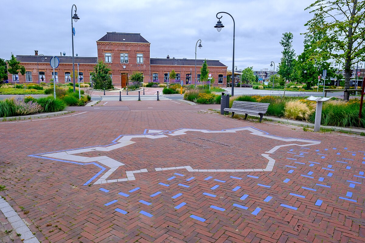 Delfzijl_-_station_met_vesting_in_bestrating